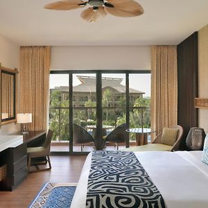 Room Theme Park Access Guest room 1 King Pool view Complimentary Beach Access to Sheraton JBR Shuttle to MOE & Dubai Mall